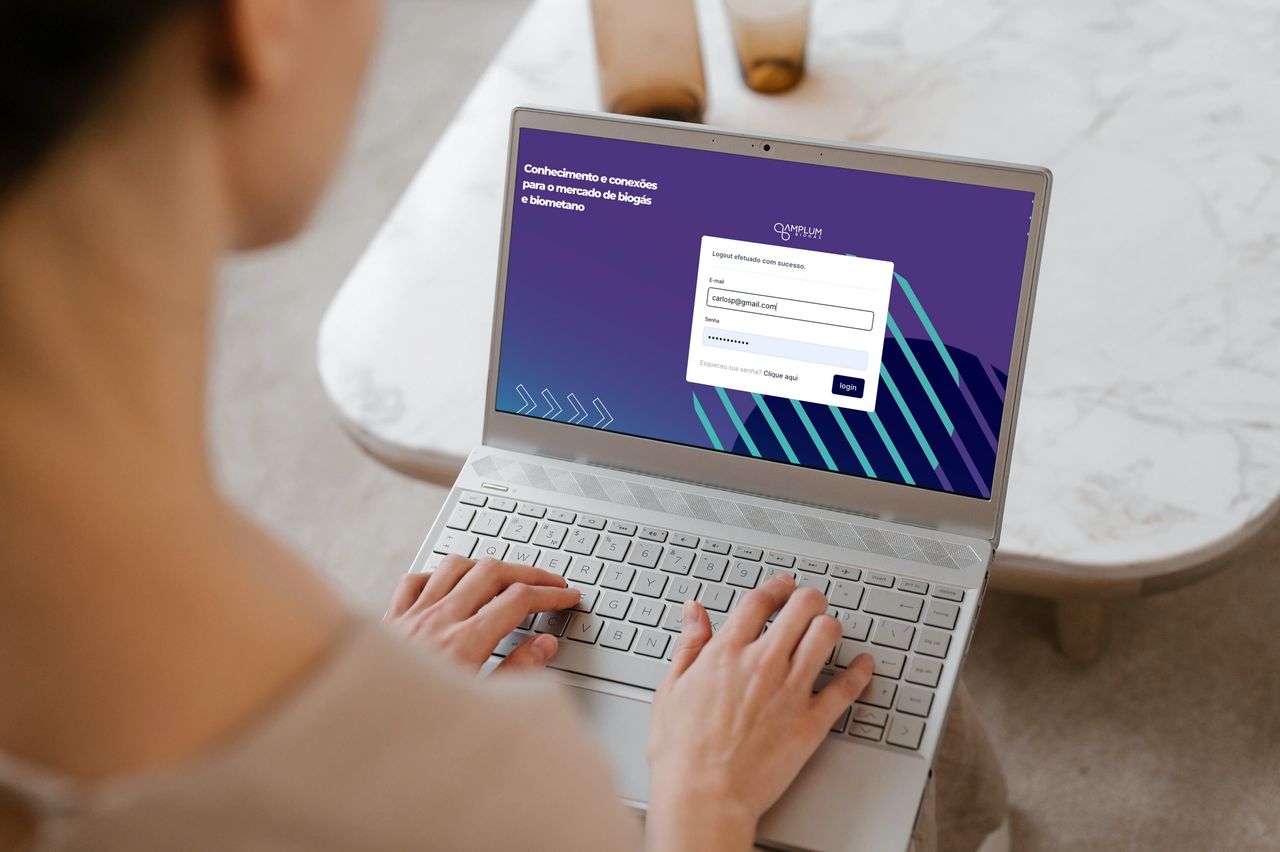 Estudante de curso online acessando a plataforma de estudos: Academia Amplum Biogás